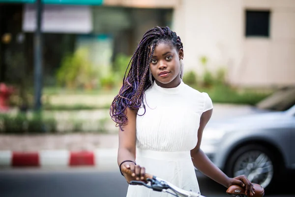 Portret Van Aantrekkelijke Afro Amerikaanse Met Krullend Haar Stijl Tegen — Stockfoto