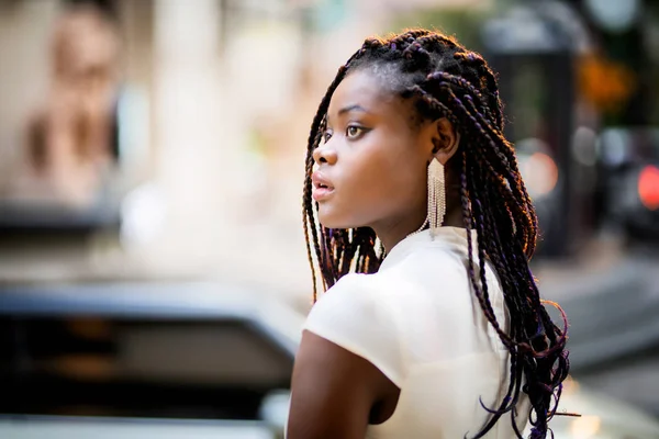 Portrait Attrayant Afro Américain Avec Coiffure Bouclée Contre Rue — Photo