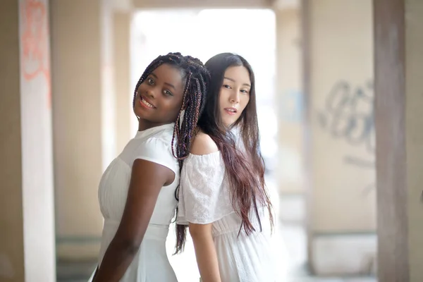 Aantrekkelijke Meisjes Staan Samen Tegen Straat Zonlicht — Stockfoto