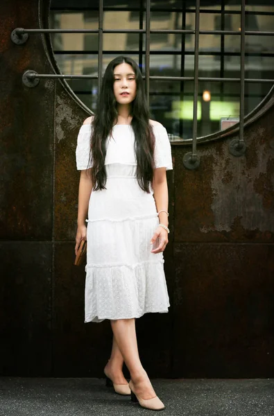 Beyaz Elbiseli Güzel Bir Kadının Portresi — Stok fotoğraf