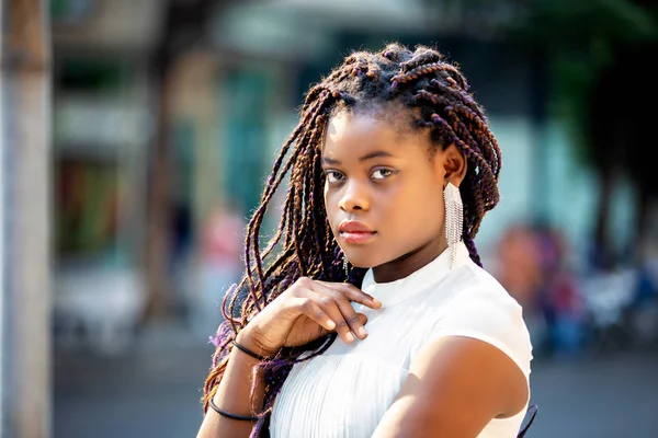 Porträt Eines Attraktiven Afroamerikaners Mit Lockiger Frisur Gegen Die Straße — Stockfoto