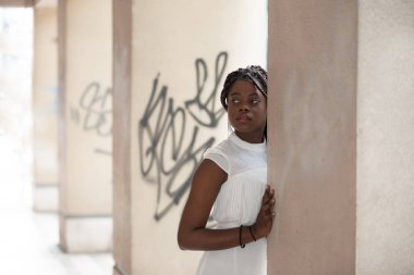 Havalı genç zenci kadın portresi mi yoksa güzel yüzlü ve beyaz elbiseli mutlu sakin Afrikalı kadın portresi mi?