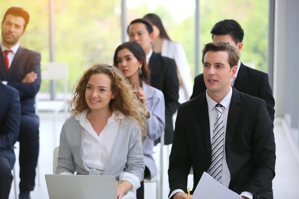 Gruppe von Geschäftsleuten in der Wirtschaft erfolgreiche Ausbildung auf sem — Stockfoto