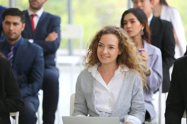 Gruppe von Geschäftsleuten in der Wirtschaft erfolgreiche Ausbildung auf sem — Stockfoto