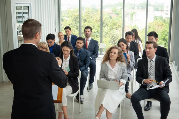 Gruppe von Geschäftsleuten in der Wirtschaft erfolgreiche Ausbildung auf sem — Stockfoto