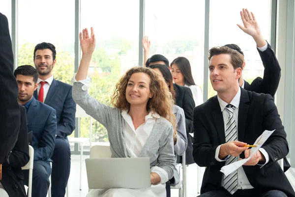 Gruppe von Geschäftsleuten in der Wirtschaft erfolgreiche Ausbildung auf sem — Stockfoto