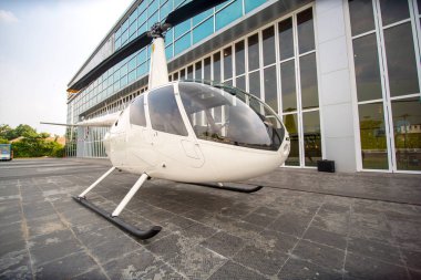 Havaalanı terminalinin yanındaki özel ticari helikopter parkı. 