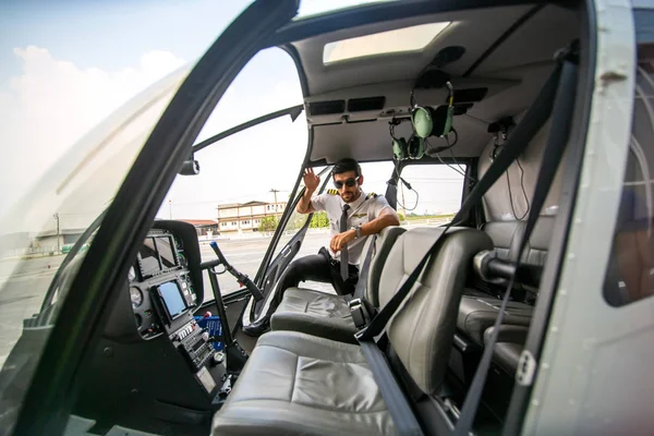 Piloto de helicóptero privado comercial — Fotografia de Stock