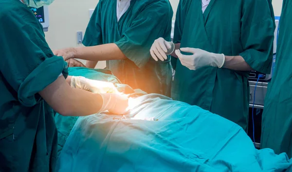 Midsection of surgery team operating Medical Team Performing Sur — Stockfoto