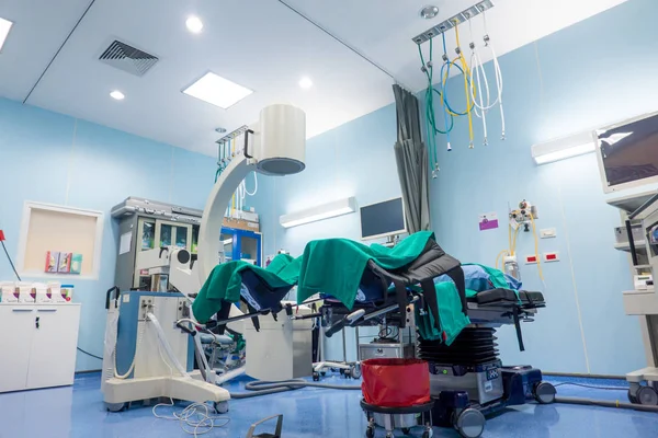 Intérieur de la salle d'opération dans la clinique moderne, salle d'opération avec — Photo
