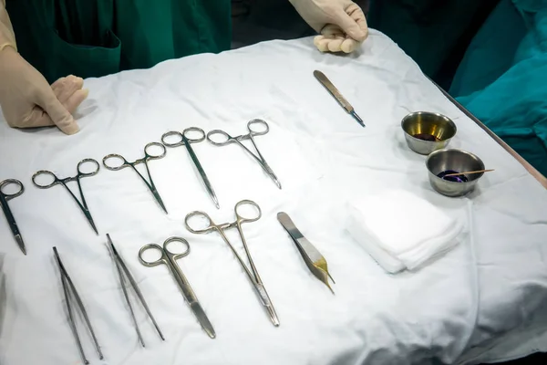 Powyższy widok na nożyczki chirurgiczne w sali operacyjnej — Zdjęcie stockowe