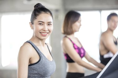 Mavi gökyüzüne karşı güneş enerjisi istasyonu