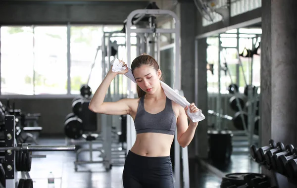 Vrouw Oefening Workout Fitnessruimte Fitness Breken Ontspannen Houden Appel Fruit — Stockfoto