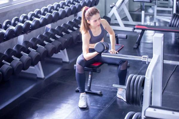 Edzés Tornaterem Fitness Törés Pihenés Gazdaság Alma Gyümölcs Edzés Után — Stock Fotó