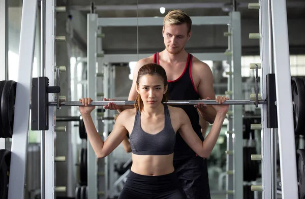 Personlig Tränare Hjälper Kvinnan Att Arbeta Med Tunga Hantlar Gymmet — Stockfoto