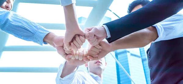 Nahaufnahme Von Oben Wie Junge Menschen Ihre Hände Zusammenlegen Freunde — Stockfoto