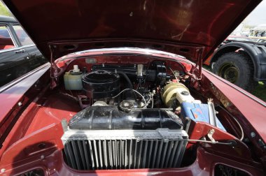 Eski bir araba bir motor. 