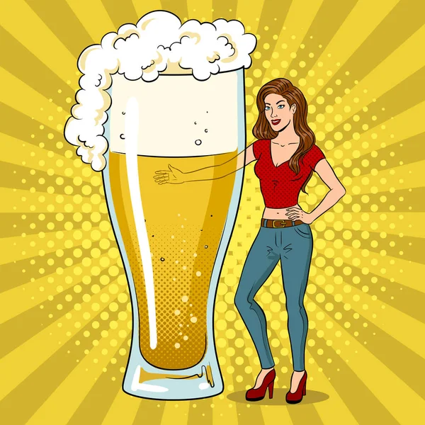 Beauté jeune femme avec bière pop art vecteur — Image vectorielle