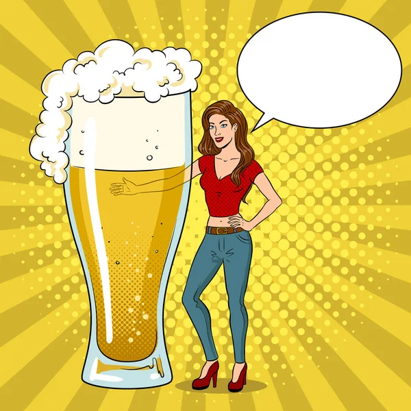 Красота молодой женщины с пивом поп-арт вектор — стоковый вектор