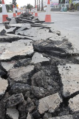 Parçalanmış asfalt onarım önce