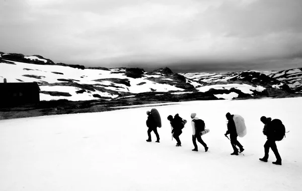 Dağlarda trekking grubu. Kulübe yakındır