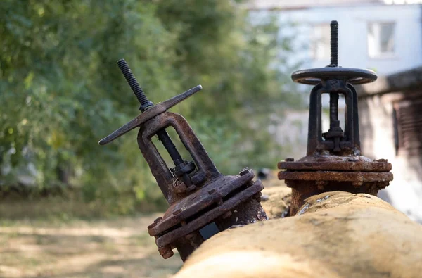 Oude buizen met kranen. Verwarmingssysteem. — Stockfoto