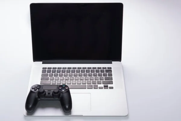 Bir gamepad ile bir dizüstü bilgisayar.