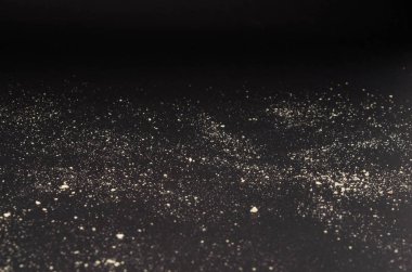 Siyah bir arka plan üzerinde kırıntısı