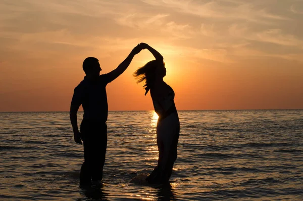 Tanz im Wasser bei Sonnenuntergang Stockbild