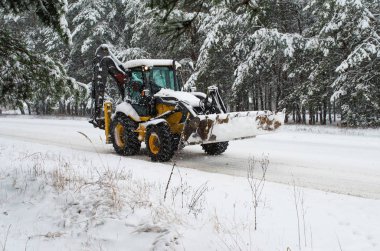 Kar temizleme makinesi traktör yolu üzerinde