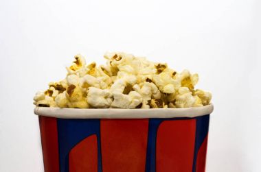 Siyah arka plan üzerine taze patlamış mısır