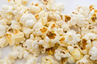 Beyaz arka plan üzerinde taze patlamış mısır