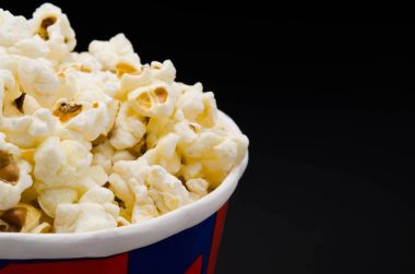 Siyah arka plan üzerine taze patlamış mısır