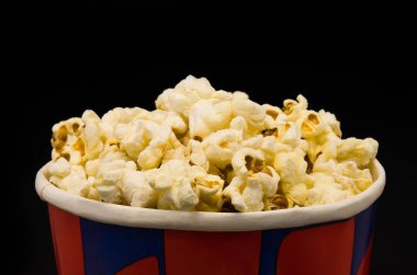 Siyah arka plan üzerine taze patlamış mısır