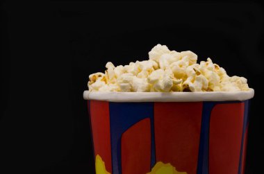 Siyah arka plan üzerine taze patlamış mısır