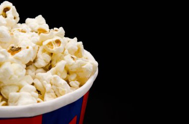 Siyah arka plan üzerine taze patlamış mısır