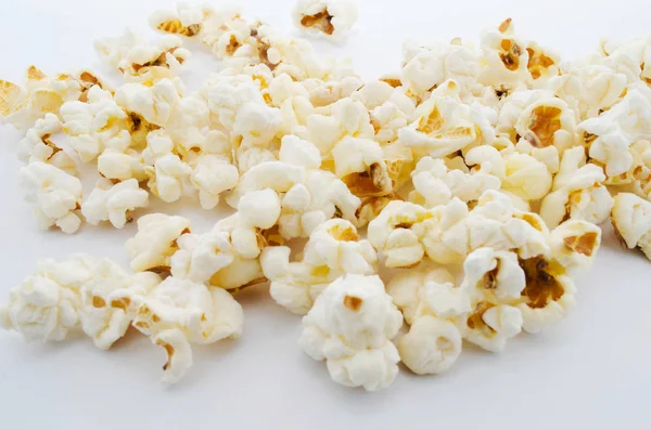 Beyaz arka plan üzerinde taze patlamış mısır