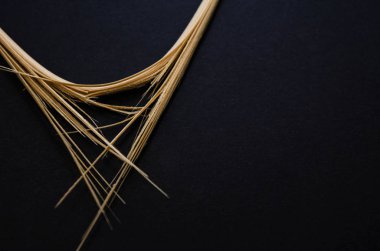 Siyah bir arka plan üzerinde kırık sopa