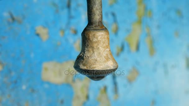 Капля воды, протекающая из старого клапана. Макро — стоковое видео