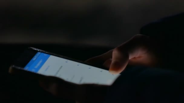 Ženy prostřednictvím smartphonu zobrazit touchscreen v noční době — Stock video