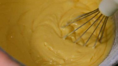 Bir pasta fırında kek karışımı karıştırma.