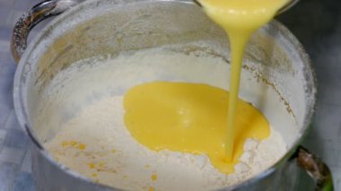 Bir pasta fırında kek karışımı karıştırma.