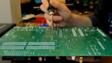 Elektronik mühendisi bir elektrik panosu tamir bilgisayar lehimleme.