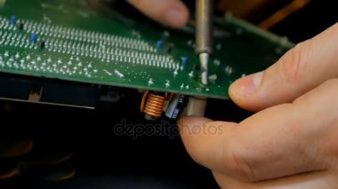 Elektronik mühendisi bir elektrik panosu tamir bilgisayar lehimleme.