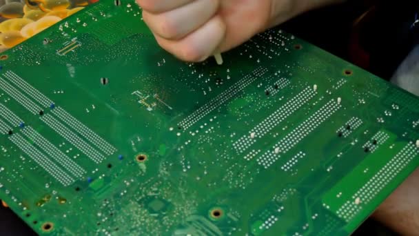 Elektronica Engineer is een elektrische Board reparatie computer solderen. — Stockvideo