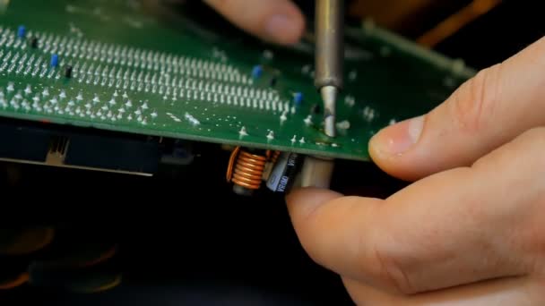 Ingeniero de electrónica está soldando una computadora de reparación de tablero eléctrico . — Vídeo de stock