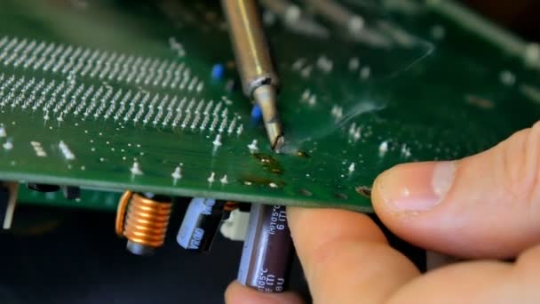 Ingeniero de electrónica está soldando una computadora de reparación de tablero eléctrico . — Vídeo de stock