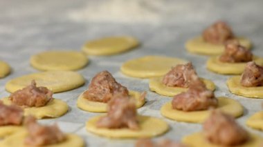 Hamur köfte için. Kız ev köfte pişirme.