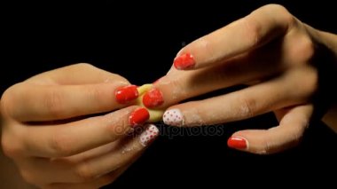 O mutfakta köfte sculpts. Kız yemek yemek.