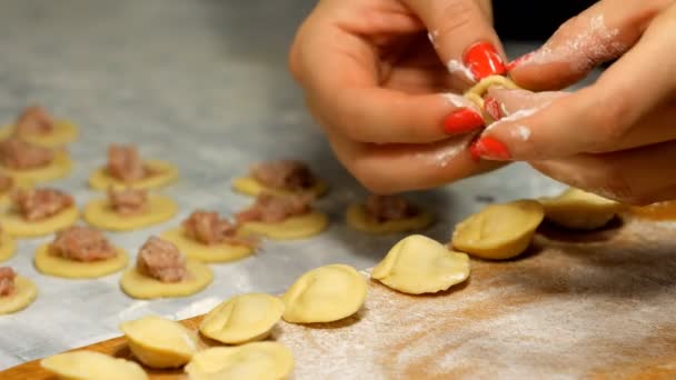 Ella esculpe albóndigas en la cocina. Chica cocina comida . — Vídeo de stock